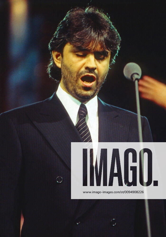 Andrea Bocelli, italienischer Sänger und Produzent, bei einem Auftritt, Deutschland 1996. Italian singer Andrea Bocelli performing at Germany, 1996.