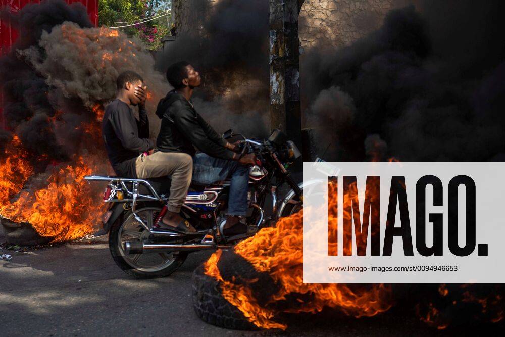 A motorcycle rides among tires burning as part of a march to demand the resignation of President Jovenel Moise, in Port-au-Prince, Haiti, 10 November 2019. Haiti has gone through a new popular uprising sparked by a fuel shortage in the context of a country plagued by corruption, inequality, insecurity and hunger. Protest against Haiti President Jovenel Moise !ACHTUNG: NUR REDAKTIONELLE NUTZUNG!
