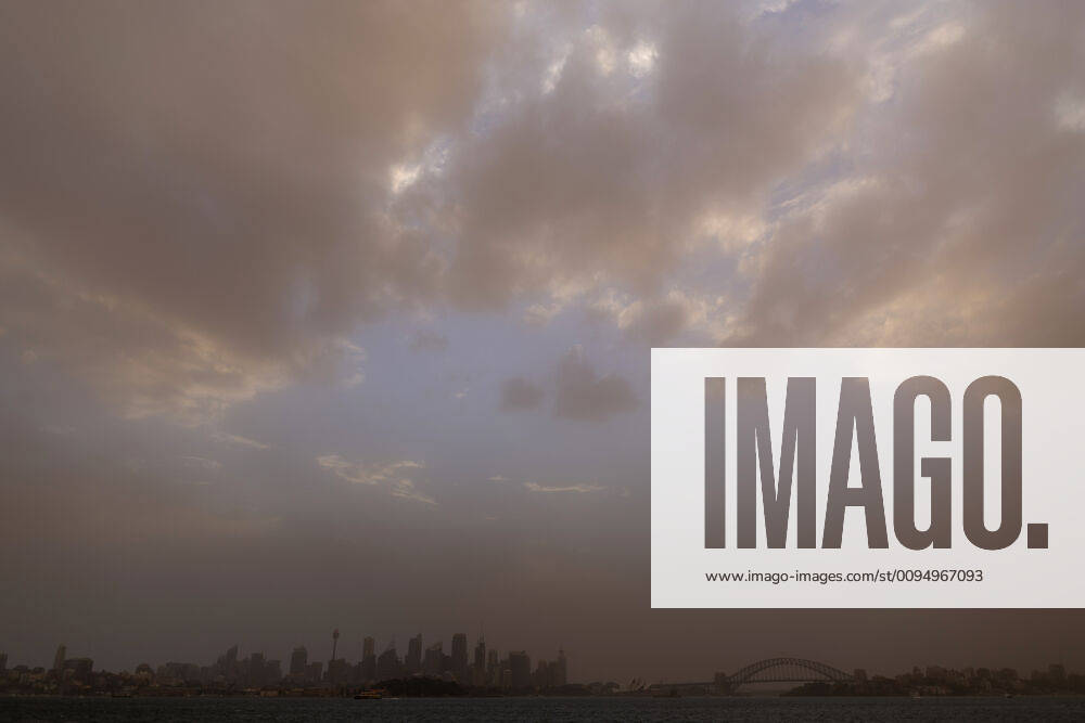 BUSHFIRES NSW, The Sydney Skyline is seen as smoke haze from bushfires drifts over the CDB in Sydney, Tuesday, November 12, 2019. At least 13 ferocious bushfires are burning at emergency level across the eastern Australian state of New South Wales (NSW), with one blaze just 20 kilometres outside Sydney. ( NO ARCHIVING, , NO USE IN BOOKS WITHOUT CONSENT SYDNEY NSW AUSTRALIA