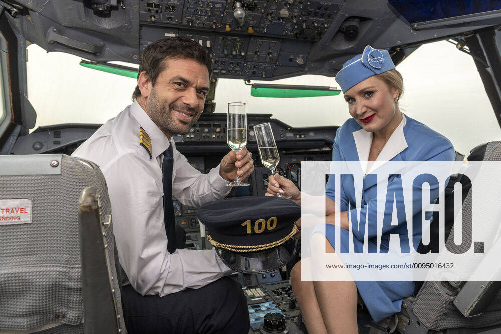 Shooting for the 100 episodes of Heldt on 13 November 2019 at Cologne Bonn Airport In the picture Kai Schumann Detective Nikolas Heldt with Janine Kunze Public Prosecutor Ellen Bannenberg in the cockpit of the Airbus in her playing clothes In the hundredth episode Heldts birthday Colleagues and friends have come up with a group game