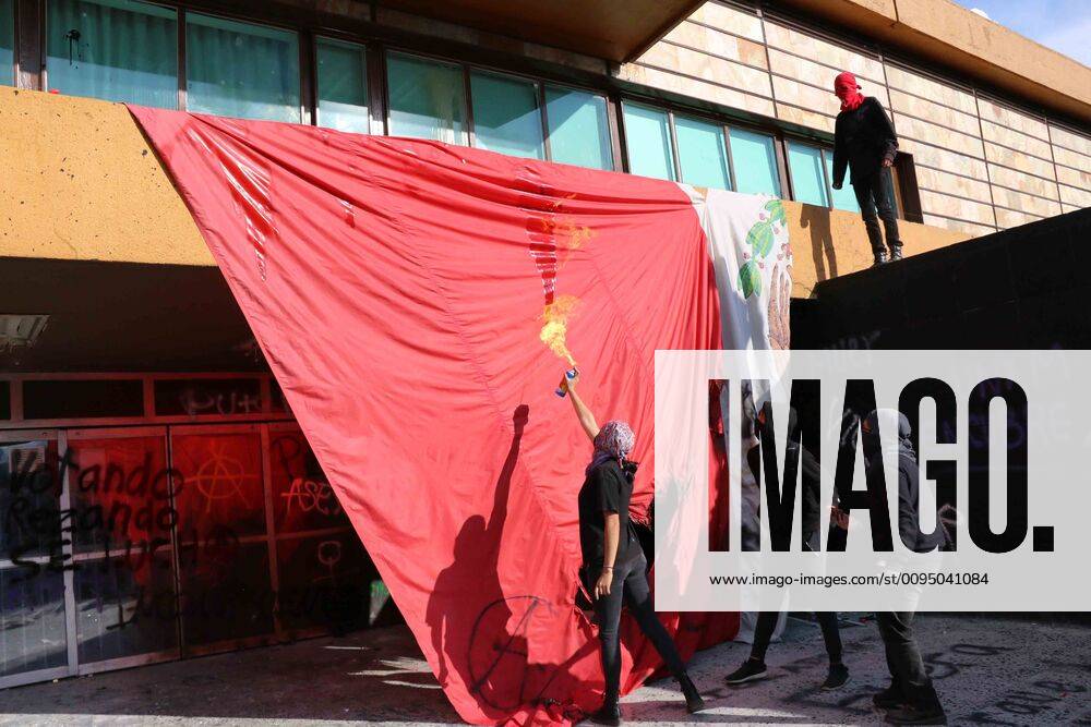EUM20191114SOC30 JPG MEXICO CITY Protest Protest UNAM November 14, 2019 Aspects of vandalism by young people in hoods after the protest at the Rectory Tower in Ciudad Universitaria against the harassment and sexual violence of which the students are victims Photo Agency EL UNIVERSALSilvana FloresEELG - ZUMAu78_ 20191114_zaf_u78_087