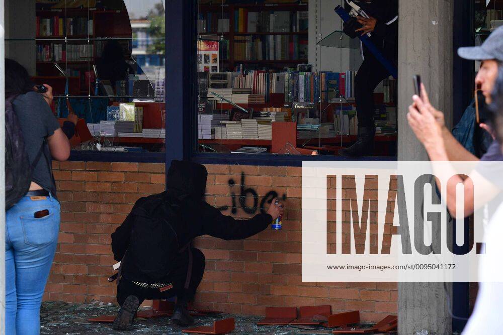 EUM20191114SOC15 JPG MEXICO CITY Protest UNAM 14 November 2019 Aspects of vandalism by young people hooded at the same time as the protest at the Rectory Tower in Ciudad Universitaria against the harassment and sexual violence of which the students are victims In the picture the destruction in one of the UNAM bookshops Photo Agency EL UNIVERSALHugo GarciaEELG - ZUMAu78_ 20191114_zaf_u78_031