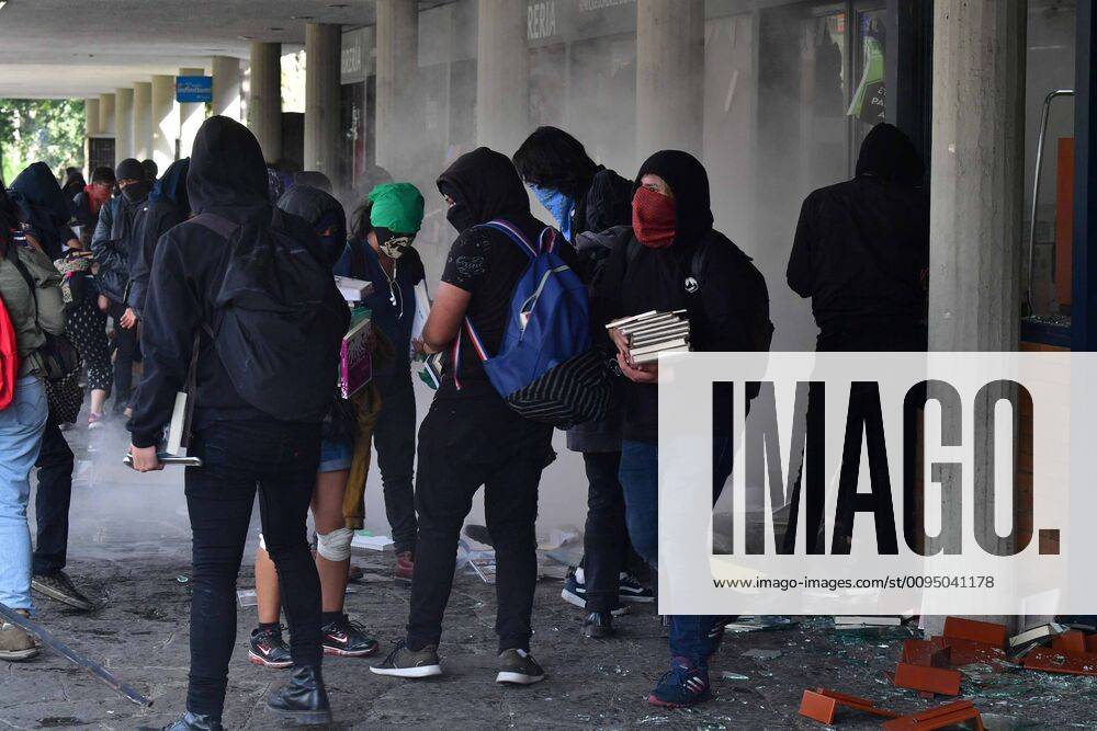 EUM20191114SOC16 JPG MEXICO CITY Protest UNAM 14 November 2019 Aspects of vandalism by young people hooded at the same time as the protest at the Rectory Tower in Ciudad Universitaria against the harassment and sexual violence of which the students are victims In the picture the destruction in one of the UNAM bookshops Photo Agency EL UNIVERSALHugo GarciaEELG - ZUMAu78_ 20191114_zaf_u78_034