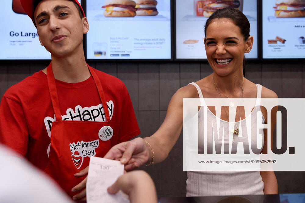 Bilder des Jahres 2019, Entertainment 11 November Entertainment Themen der Woche KW46 KATIE HOLMES SYDNEY VISIT, American actor Katie Holmes (right) is seen serving customers during a visit to a McDonalds restaurant in Haberfield, in Sydney, Saturday, November 16, 2019. Katie Homes is in Australia as part of her role as a McHappy Day Ambassador. ( NO ARCHIVING, , NO USE IN BOOKS WITHOUT CONSENT SYDNEY NSW AUSTRALIA