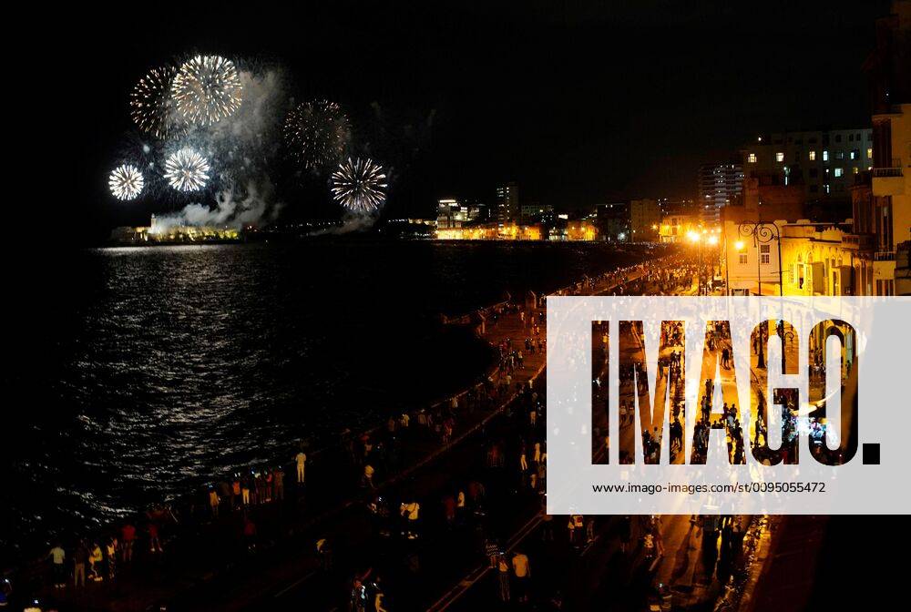 Havanna, Feierlichkeiten zum 500. Jahrestag der Gründung Thousands of people watch fireworks during the celebration of the 500th anniversary of the Havana s foundation, at the Malecon in Havana, Cuba, 15 November 2019. Several simultaneous concerts at the emblematic Malecon, a Russian ballet gala, photographic exhibitions and the traditional ceremony at the city s founding site are some moments of the extensive program with which Havana went partying this Friday to wait for its 500th birthday. Havana celebrates its 500th birthday !ACHTUNG: NUR REDAKTIONELLE NUTZUNG!