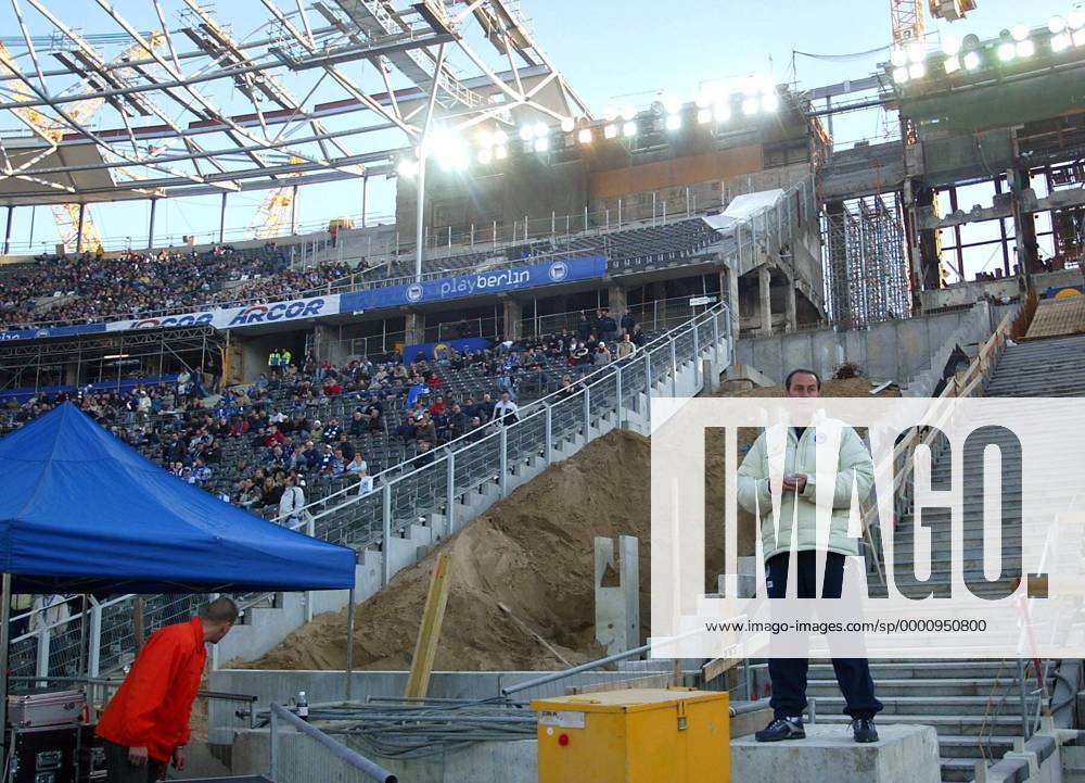 Trainer Huub Stevens (Hertha) ist in Berlin leider nicht auf dem Fußballolymp gelandet - Nach seinem Platzverweis betrachtet er von der im Bau befindlichen Tribüne aus das Spielgeschehen Fußball 1. BL Herren Saison 2003 2004, Hertha BSC Berlin, Vdig, Totale Berlin