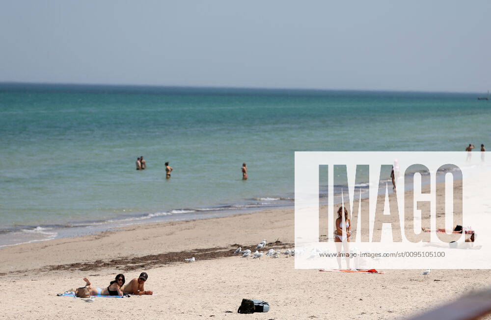 HOT WEATHER ADELAIDE, Beachgoers at Henley Beach during hot weather in Adelaide, Wednesday, November 20, 2019. More than 100 schools will be closed in South Australia today, as much of the state braces for catastrophic fire danger conditions. ( NO ARCHIVING, , NO USE IN BOOKS WITHOUT CONSENT ADELAIDE SA AUSTRALIA