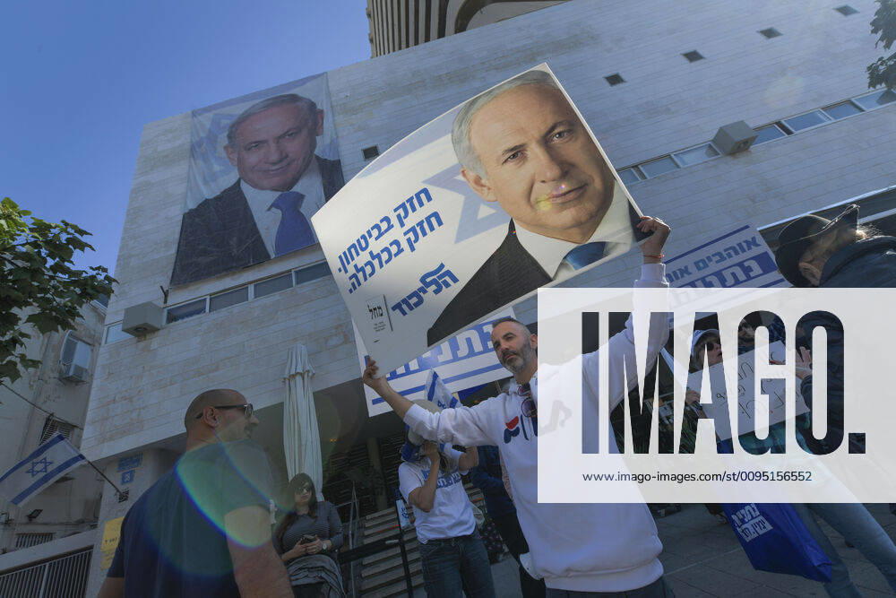 Tel Aviv 22 11 2019 Demonstration to depose Benjamin Bibi Netanyahu in front of Likud Party headquarters Here demonstrations for Netanyahu