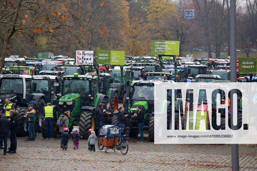 Dortmund Farmers from NRW drive their trekkers to a demo in Berlin In Dortmund they made a stopover Hunterte farmers gathered for a short rally on a parking lot of the Westfalenhallen