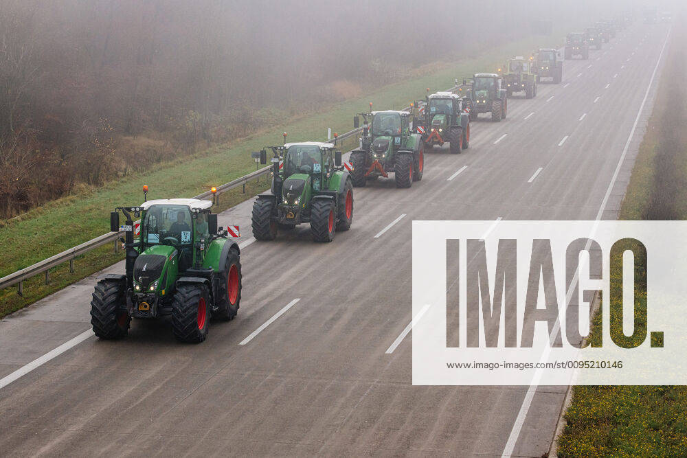 , Bauerndemo , Tractors Rally to Berlin In the picture The tractors Rally on the way to Berlin Here between Erfurt and Weimar on the A4