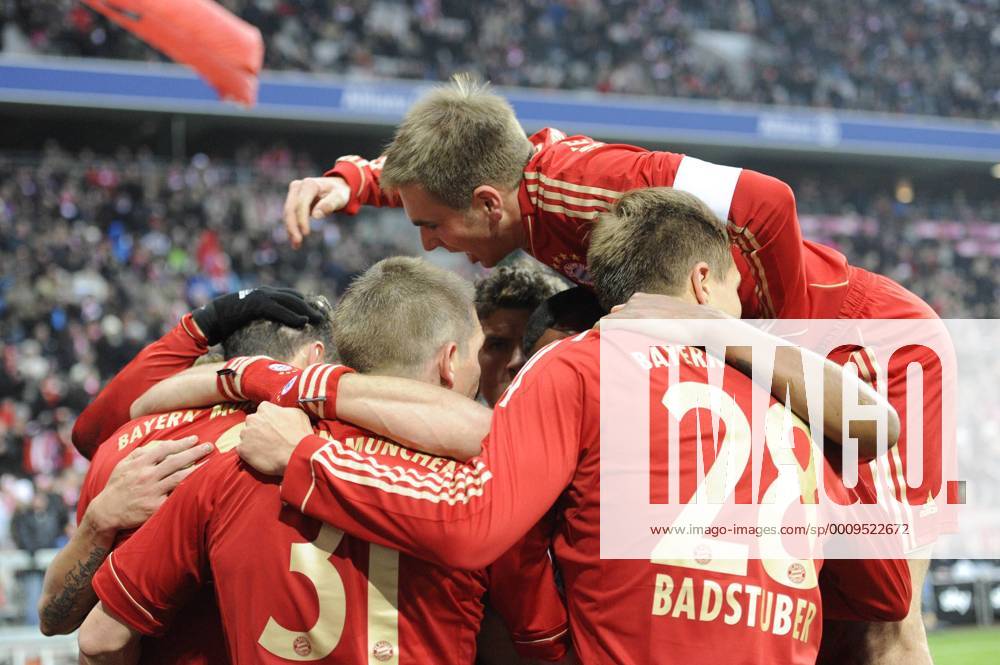 Kollektiver Jubel,Freude,Begeisterung, nach Tor zum 1-0 mit Mario GOMEZ (Bayern München),Bastian SCHWEINSTEIGER (Bayern München),Holger BADSTUBER (Bayern München)-oben:Philipp LAHM (Bayern München). FC Bayern München -VFL Wolfsburg. Fussball,Liga1,1.Bundesliga,Saison2011 12,2011 2012 ,Spieltag19, am 28.01.2012.