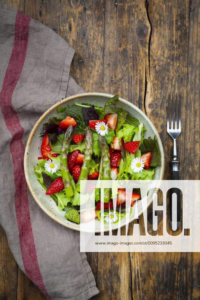 Close-up of salad with green asparagus, strawberries and daisies LVF08315