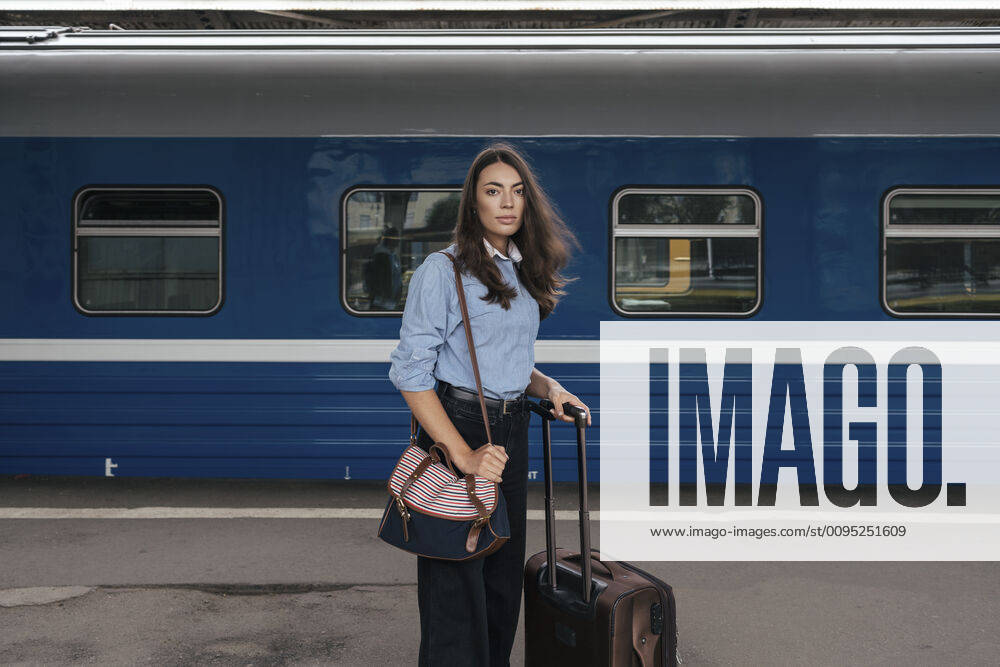 Young female traveller waiting on train station model released Symbolfoto VPIF01729