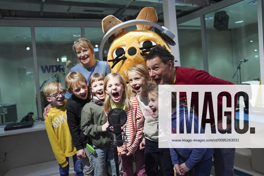Nina Heuser and Andre Gatzke with children and the mouse at a photo shoot and visit to the workshop of Die Sendung mit der Maus zum Hören at the new childrens radio channel at WDR Studio Cologne, 25 11 2019 Foto:xJ.xFuturexImage