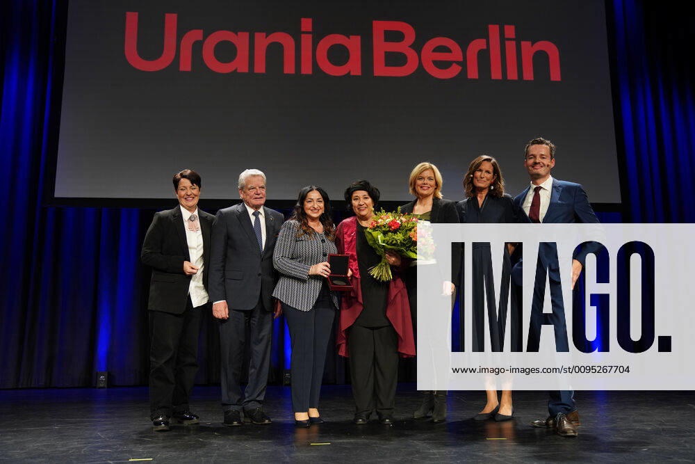 Urania Awards GER, Berlin,20191126, Urania Awards, Seyran Ates, Berlin, lawyer, womens rights activist, founder Ibd Rushd Goethe Moschee Berlin, with moderator Tina Hardenberg, Dilek Kalayci, Federal Minister Julia Klöckner, Joachim Gauck and Urania Chairman Gabriele Thöne