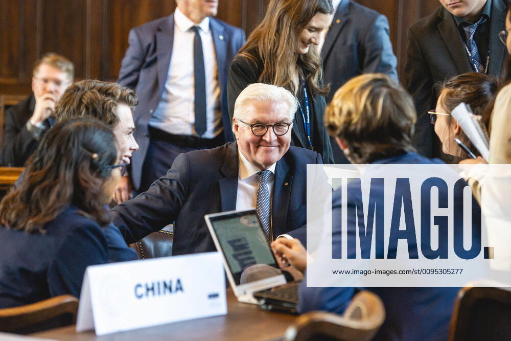 NATIONAL MODEL UNITED NATIONS CONFERENCE ERFURT 28 11 2019 Erfurt Federal President Frank Walter Steinmeier in conversation with participants during the National Model United Nations Conference at Erfurt City Hall on 28 November 2019