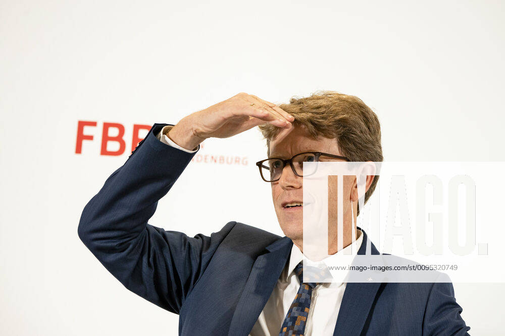 President of the management of Berlin Brandenburg Airport Engelbert Luetke Daldrup during a press conference announcing the date of commissioning of the new BER airport in Berlin on 29 November 2019 From 31 October to 8 November 2020, air traffic from Tegel to the new airport will go in three stages BER announces opening date
