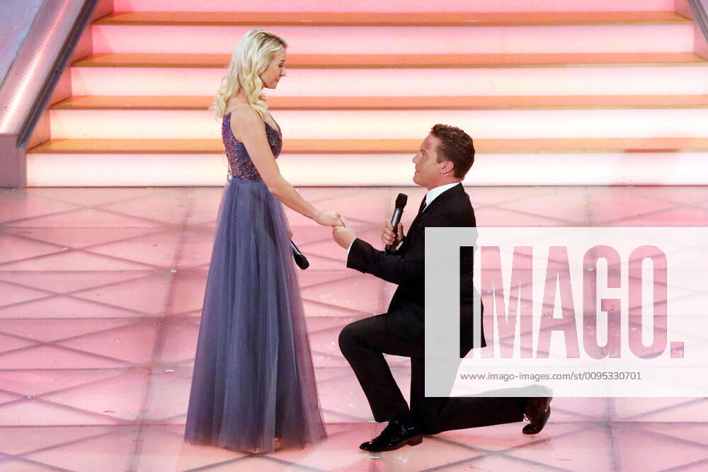 ARD Das Adventsfest der 100 000 Lichter Stefan Mross proposes marriage to his girlfriend Anna Carina Woitschack during the ARD TV show Das Adventsfest der 100 000 Lichter on 30 11 2019 at the Congress Center Suhl 20191130BOS0013