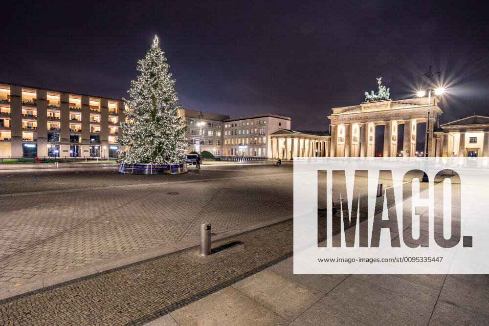 Christmas tree in front of the Brandenburg Gate, Since 1 December the Christmas tree has been illuminated again in front of the Brandenburg Gate Berlin Tiergarten Berlin Germany