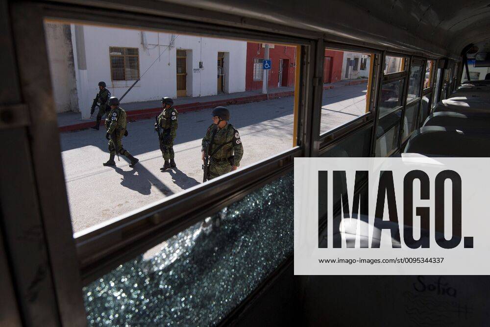 Agents of the National Guard watch over the town of Villa Union, in the state of Coahuila, Mexico, 2 December 2019, after an armed attack last Saturday. The strong clashes between assassins and security forces in the northern Mexican state of Coahuila left 22 people dead and the detention of at least two alleged perpetrators, official sources said Monday. 22 dead by shooting of hitmen and police in northern Mexico !ACHTUNG: NUR REDAKTIONELLE NUTZUNG!