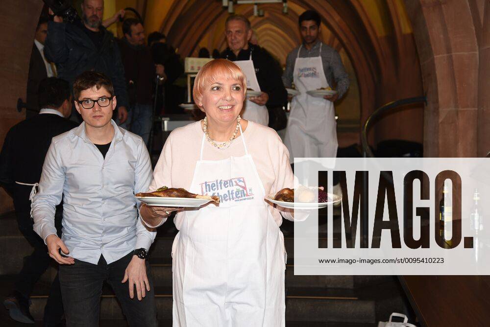 Frankfurt am Main Römer Christmas dinner for the needy and homeless Claudia Roth Vice President of the Bundestag ,