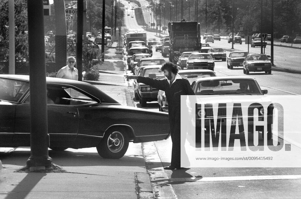 IMAGO History, Ölpreiskrise 1973 Man Directing Line of Cars at Gas Station during Oil Crisis, Maryland, USA, photograph by Thomas J. O Halloran, June, 15 1979