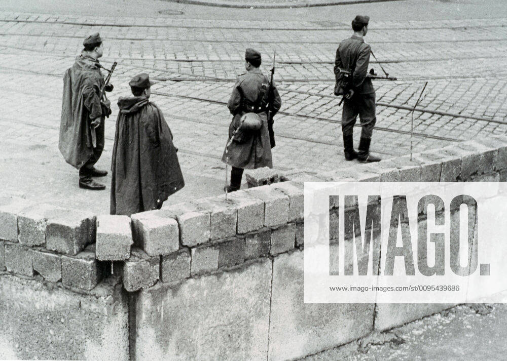 BERLIN Berlin Wall Lockdown of the Soviet quarter on 13 08 1961, Stresemann border, at the corner of Niederkirchner Street Credit Collection Kharbine Tapabor KH63242