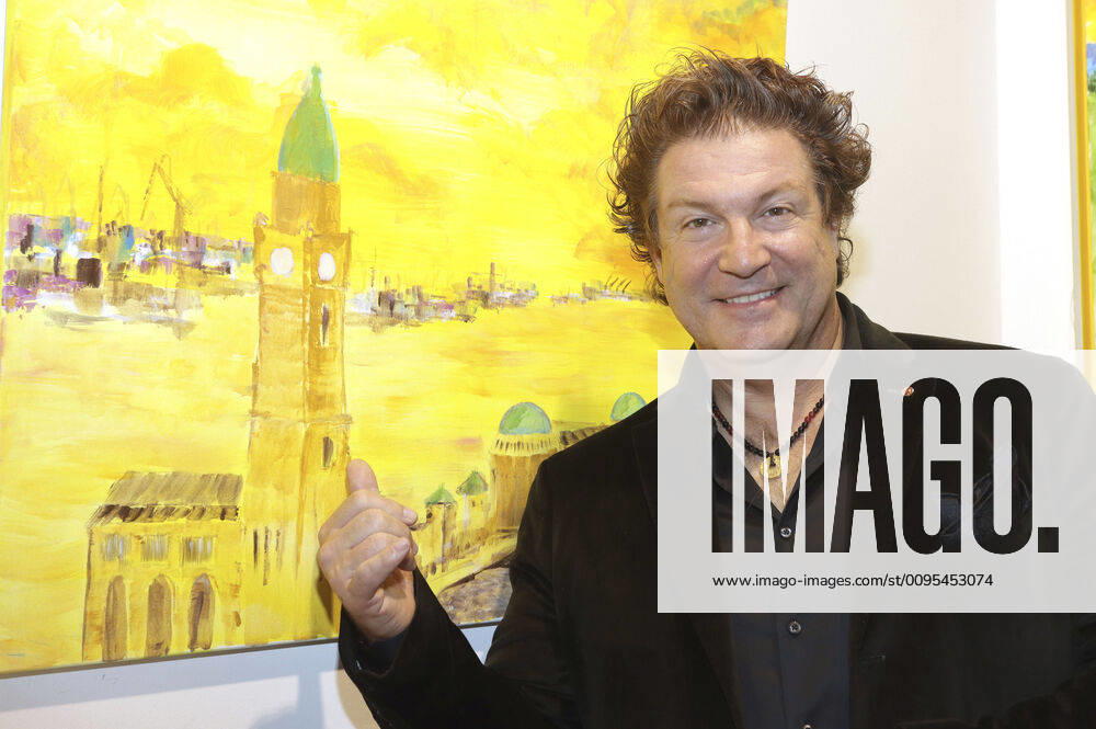 Francis Fulton Smith presents his exhibition Unikate auf Papier und Leinwand at Galerie Walentowski Hamburg, 06 12 2019 Foto:xFuturexImage