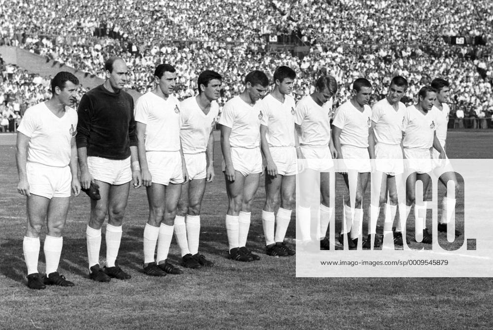 Mannschaftsvorstellung 1. FC Köln, v.li.: Hans Schäfer, Torwart Fritz Ewert, Hans Sturm, Leo Wilden, Wolfgang Weber, Matthias Hemmersbach, Karl Heinz Thielen, Fritz Pott, Hannes Löhr, Heinz Hornig und Anton Regh