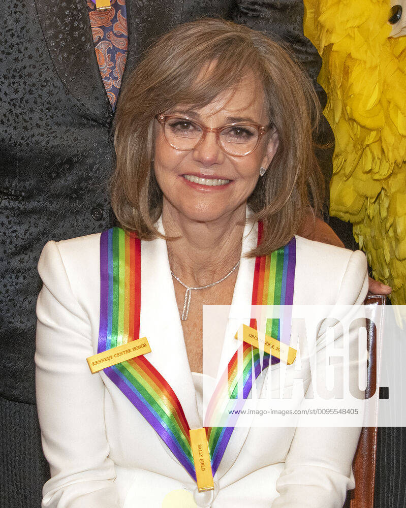 Sally Field, 75. Geburtstag am 6. November Actress Sally Field, one of the recipients of the 42nd Annual Kennedy Center Honors poses as part of a group photo following a dinner at the United States Department of State in Washington, D.C. on Saturday, December 7, 2019. The 2019 honorees are: Earth, Wind & Fire, Sally Field, Linda Ronstadt, Sesame Street, and Michael Tilson Thomas.