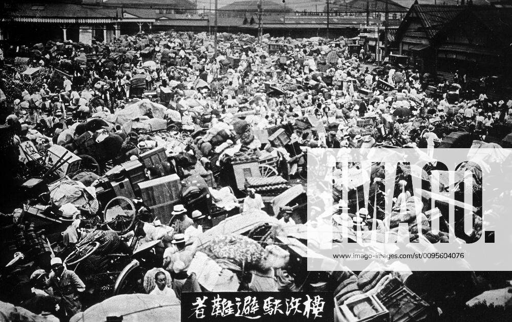 Trip of Jean BRUNHES to Japan Crowd wanting to flee the surroundings of Tokyo after the earthquake of Kanto which made hundreds of thousands of deaths on 01 09 1923 Photograph reported by Jean BRUNHES 1869 1930 during his stay in Japan in 1926 Credit Brunhes Delamarre KHARBINE TAPABOR KH86657