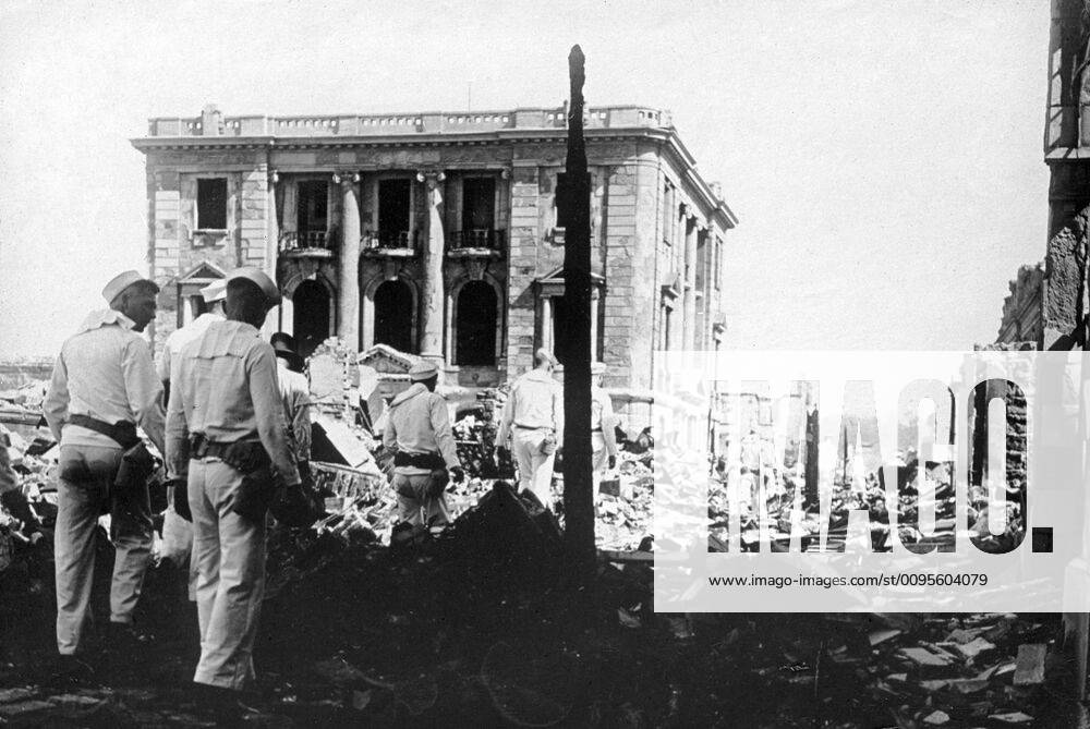 Jean BRUNHES trip to Japan Mariners who came to the aid of one of the three houses in Yokohama that did not collapse during the Kanto earthquake that killed hundreds of thousands of people on 01 09 1923 Photograph reported by Jean BRUNHES 1869 1930 during his stay in Japan in 1926 Credit Brunhes Delamarre KHARBINE TAPABOR KH86658