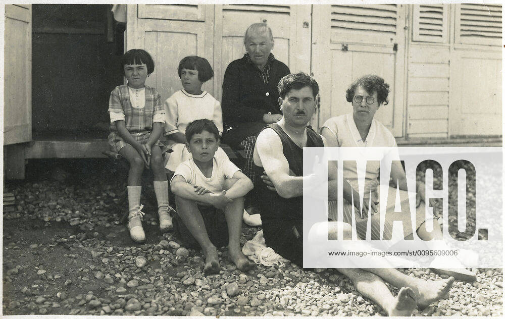 Beach 20s Family at the beach, sitting in front of beach cabins Postcard circa 1920 Family photo Credit Collection Grob KHARBINE TAPABOR KH94535