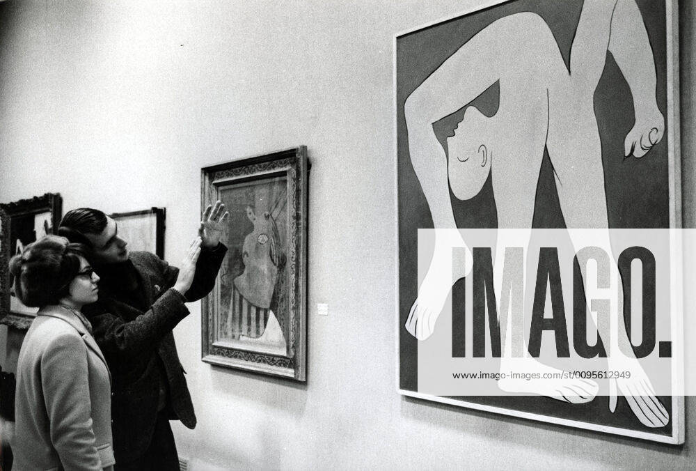 PICASSO exhibition 1967 Picasso exhibition at the Grand Palais, a couple in front of the painting L Acrobat 1930 in Paris, 1967 Years 60 Photography JEAN POTTIER Credit photo JEAN POTTIER KHARBINE TAPABOR KH97742