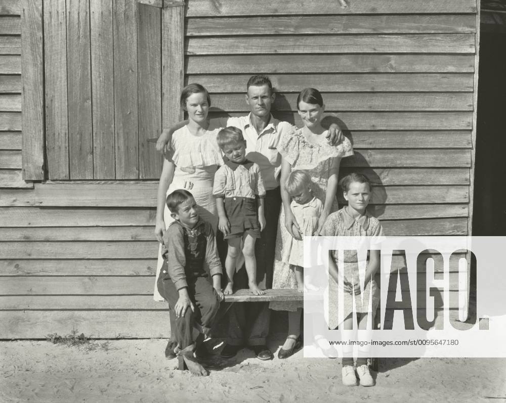 Burroughs Family, Hale County, Alabama, Walker Evans (American, 1903 - 1975), 1935, print later, Gelatin silver print, 19.2 x 24.1 cm (7 9 16 x 9 1 2 in.) Copyright Artokoloro LCD3_191706_06036