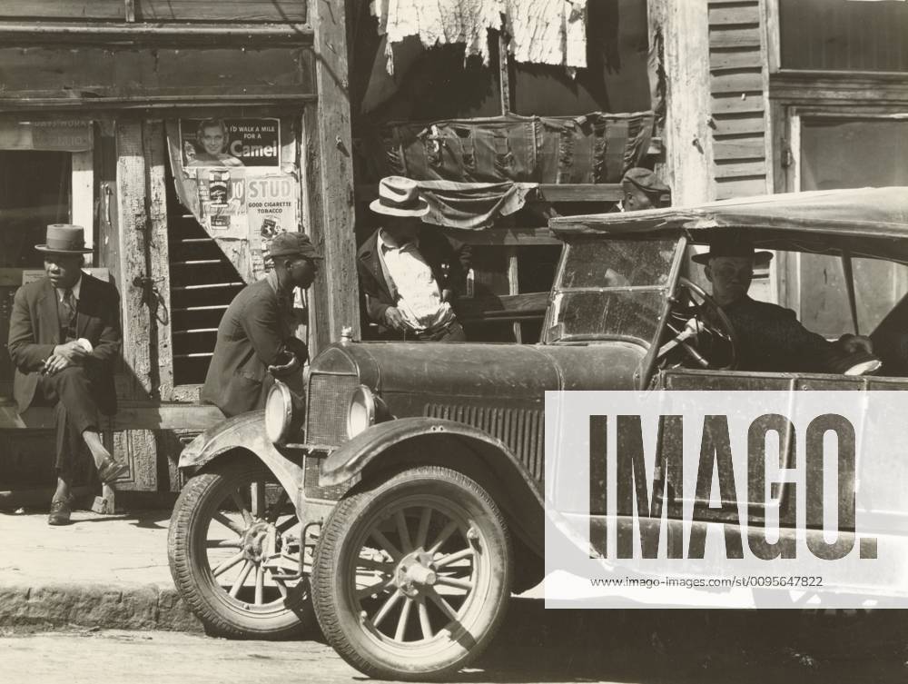 Street Scene, Vicksburg, Mississippi, Walker Evans (American, 1903 - 1975), 1936, Gelatin silver print, 14.4 x 19 cm (5 11 16 x 7 1 2 in.) Copyright Artokoloro LCD3_191706_06483