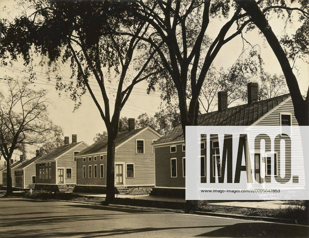 Millworkers Houses in Willimantic, Connecticut, Walker Evans (American, 1903 - 1975), 1931, Gelatin silver print, 14.6 x 18.8 cm (5 3 4 x 7 3 8 in.) Copyright Artokoloro LCD3_191706_06507