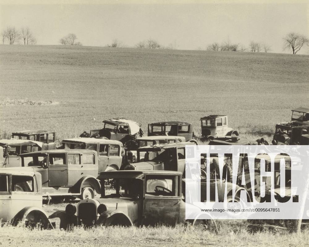 Joe s Auto Graveyard, Pennsylvania, Walker Evans (American, 1903 - 1975), 1935, Gelatin silver print, 10.3 x 14.4 cm (4 1 16 x 5 11 16 in.) Copyright Artokoloro LCD3_191706_06515
