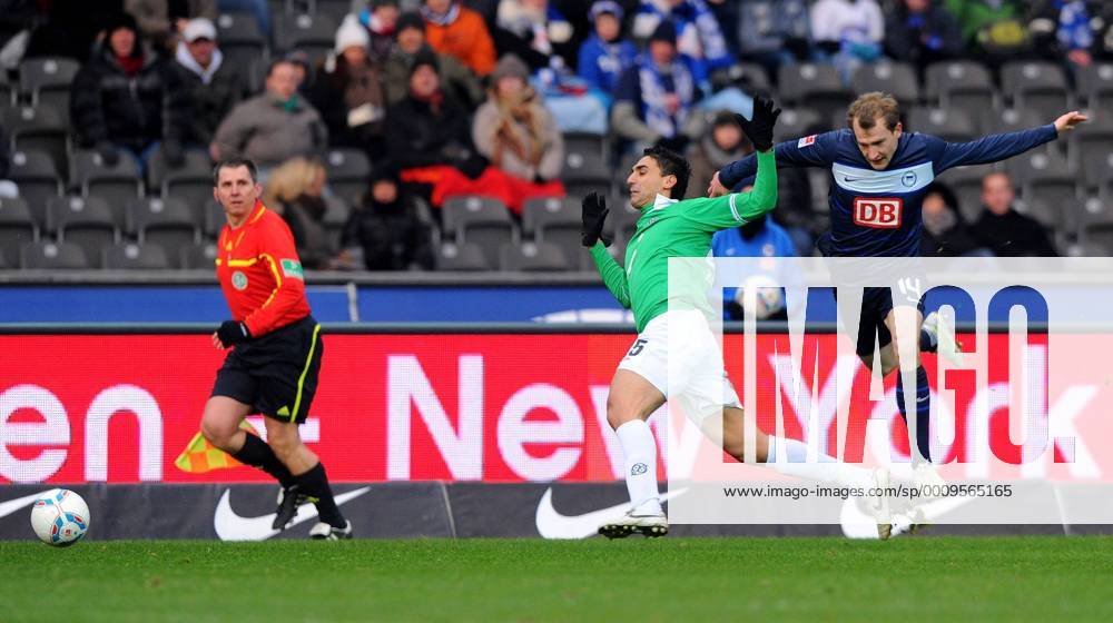 Berlin, Olympiastadion: Fussball 1. Bundesliga, 20. Spieltag: Hertha BSC - Hannover 96: Berlins Sebastian Neumann (blau) gegen Hannovers Mohammed Moa Abdellaoue (grün). Nach diesem Foul gab es gelb rot für Neumann.