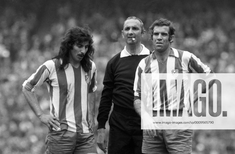 Ruben Hugo Ayala (li.) und Luis Aragones (beide Atletico Madrid), dazwischen Schiedsrichter Adolfo Bueno Perales