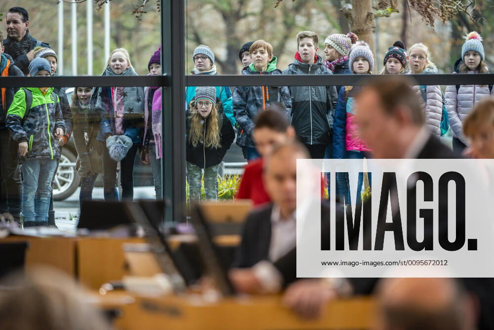 3 PLENARY MEETING IN THURINGER LANDTAG 12 12 2019 Erfurt Visitors of the Landtag look through the window during the Thuringian Prime Minister Bodo Ramelow DIE LINKE makes the government declaration to the Thüringen Monitor 2019 in the 3 plenary session of the Thüringer Landtag on 12 December 2019