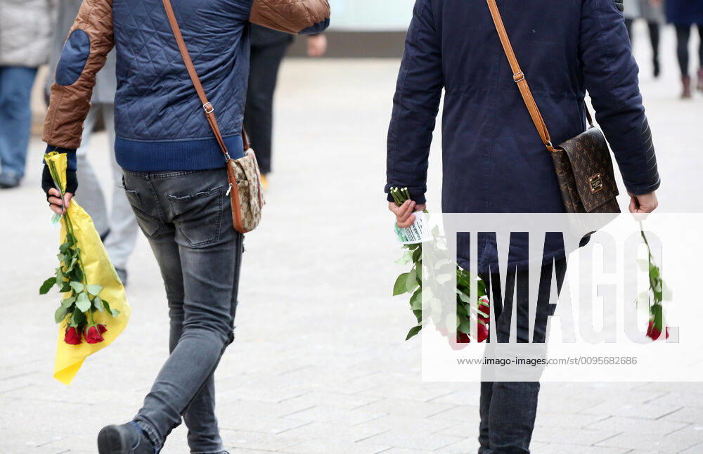 Apparent rose sellers 12 12 2019, DEU, Germany, Hamburg Apparent rose sellers are on the road at a Christmas market in Spitaler Straße In their hands they carry a plastic card with the leukaemia lettering Hamburg Hamburg Germany
