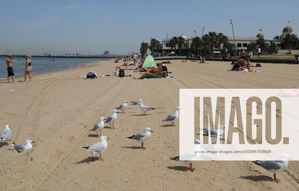 HOT WEATHER MELBOURNE, People flock to St Kilda beach as a heat wave sweeps across Victoria. Wednesday, December 18, 2019. ( NO ARCHIVING, , NO USE IN BOOKS WITHOUT CONSENT MELBOURNE VIC AUSTRALIA