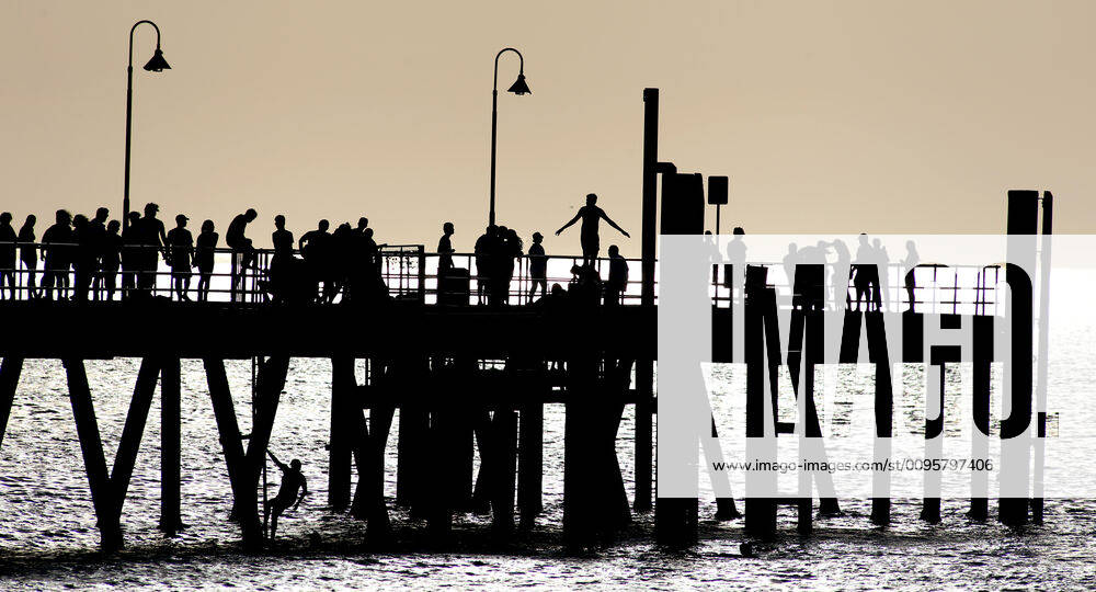 HOT WEATHER ADELAIDE, Beachgoers during hot weather at Glenelg Beach in Adelaide, Wednesday, December 18, 2019. A record-breaking heatwave is making its way across southeastern Australia, with temperatures set to exceed 40C in many parts of the country. ( NO ARCHIVING, , NO USE IN BOOKS WITHOUT CONSENT ADELAIDE SA AUSTRALIA
