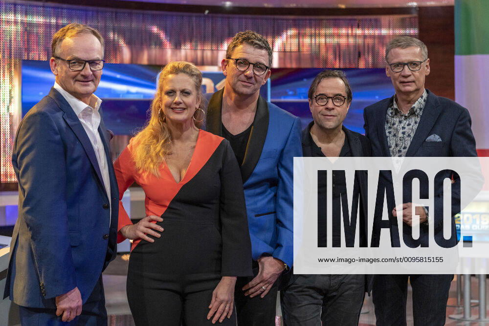 2019 The Quiz Review of the Year on 30 December 2019 From left to right Frank Plasberg, Barbara Schöneberger, Hans Sigl, Jan Josef Liefers and Günther Jauch Journalist Frank Plasberg regularly invites his colleague and presenter Günther Jauch, TV presenter, entertainer, actress and singer Ba