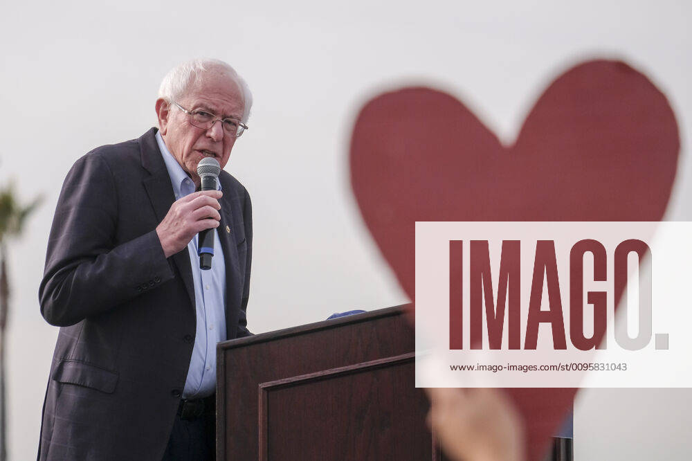 Los Angeles, California, U.S: Vermont Sen. Bernie Sanders speaks at a beachside rally at Windward Plaza in Venice, California, Saturday, December 21, 2019. Los Angeles U.S. - ZUMAc68_ 20191221_zaf_c68_048