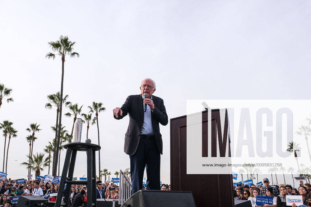 Bernie Sanders and Alexandria Ocasio-Cortez hold a rally in Venice Beach, CA to hundreds of loyal supporters. - ZUMAr145 20191221_zap_r145_014