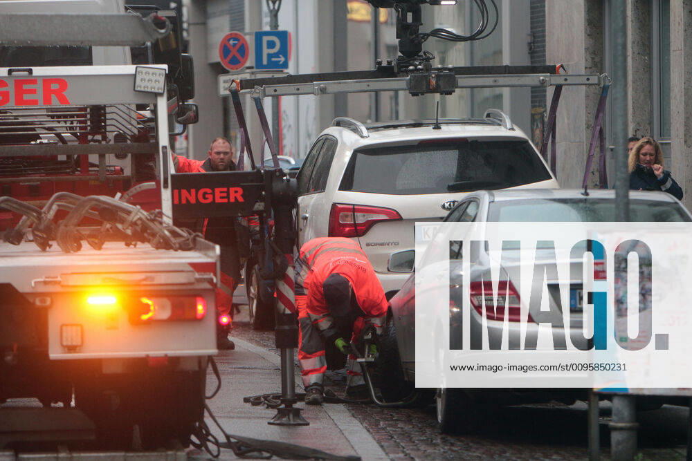 Parking offenders are towed away by towing vehicles in the city of Karlsruhe on 4 Advent, Baden Württemberg, Germany