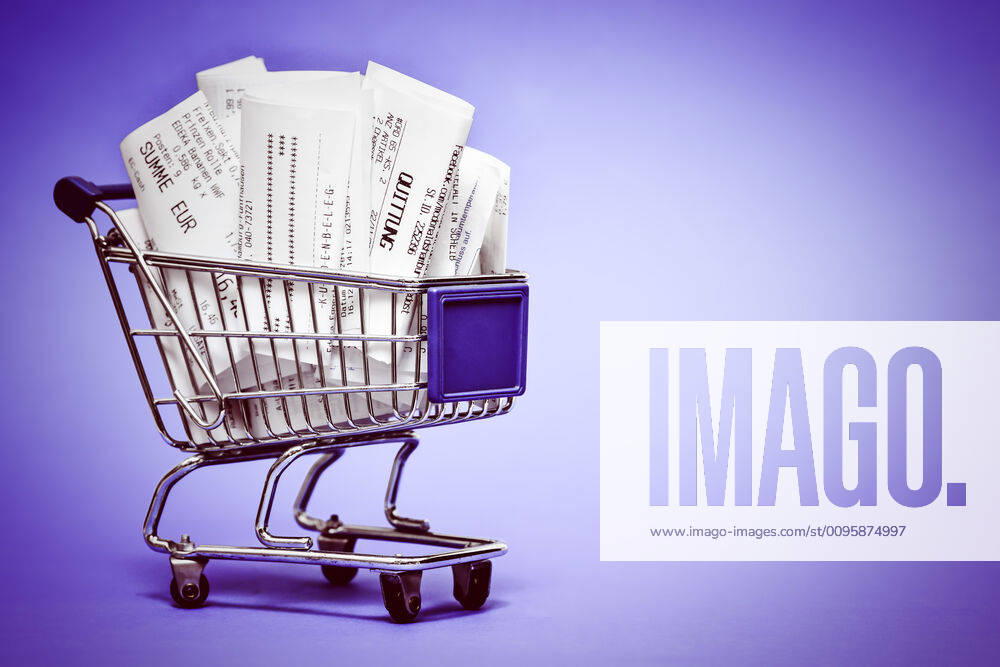 Checkout receipts a shopping cart, symbol photo Checkout receipt obligation ** NUR FUER REDAKTIONELLE ZWECKE ** **