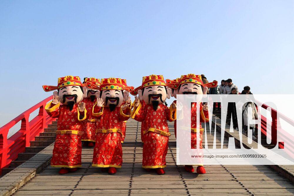 Henan,CHINA-On January 1, 2020, the first day of the New Year, Kaifeng, Henan province, held the activity of traditional folk customs to welcome the New Year.On the activity, there are four POTS of dasong cake with dates to form the word 2020 , which means sweet and high every year. Henan China - ZUMAs145 20200102_zaa_s145_050